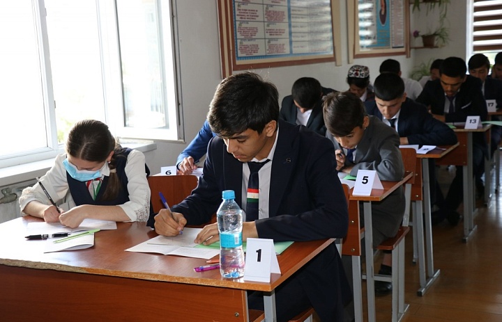 Несмотря на скорое начало зимних каникул, Министерство образования и науки Таджикистана призывает школьников не бездельничать