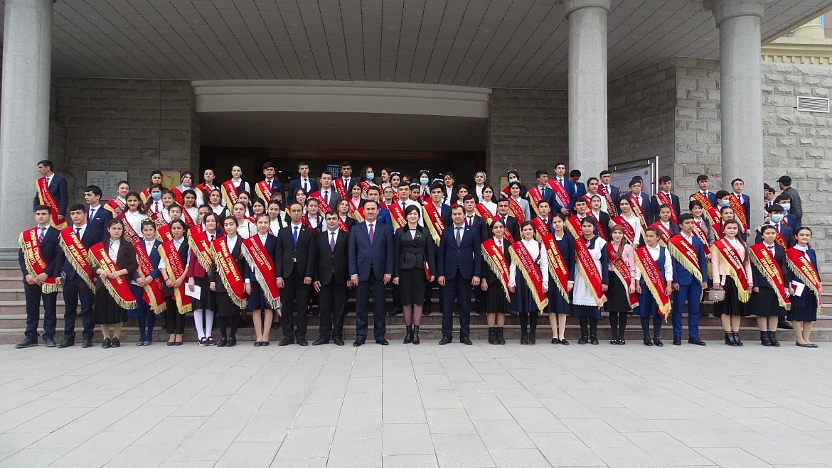 Обладатели Президентской стипендии Республики Таджикистан Президентского лицея-интерната для одаренных детей Республики Таджикистан