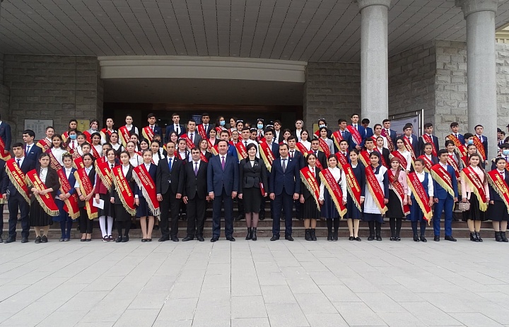 Обладатели Президентской стипендии Республики Таджикистан Президентского лицея-интерната для одаренных детей Республики Таджикистан